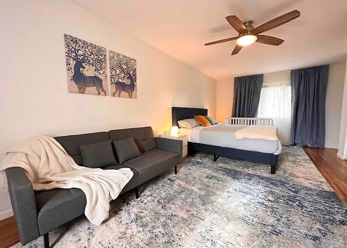 Cozy 3 Bdr Retreat In A Prime Location *