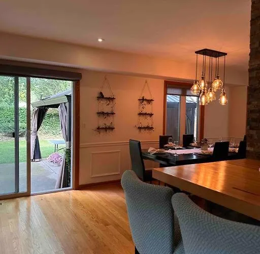 Holiday home Cozy 3 Bdr Retreat In A Prime Location