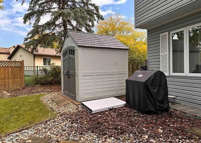 Holiday home Cozy 3 Bdr Retreat In A Prime Location *