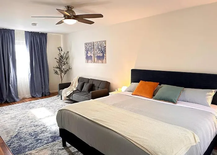 Cozy 3 Bdr Retreat In A Prime Location Holiday home Streamwood