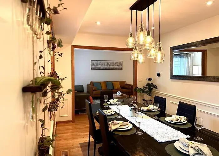 Cozy 3 Bdr Retreat In A Prime Location *