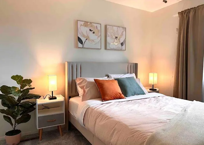 Cozy 3 Bdr Retreat In A Prime Location *